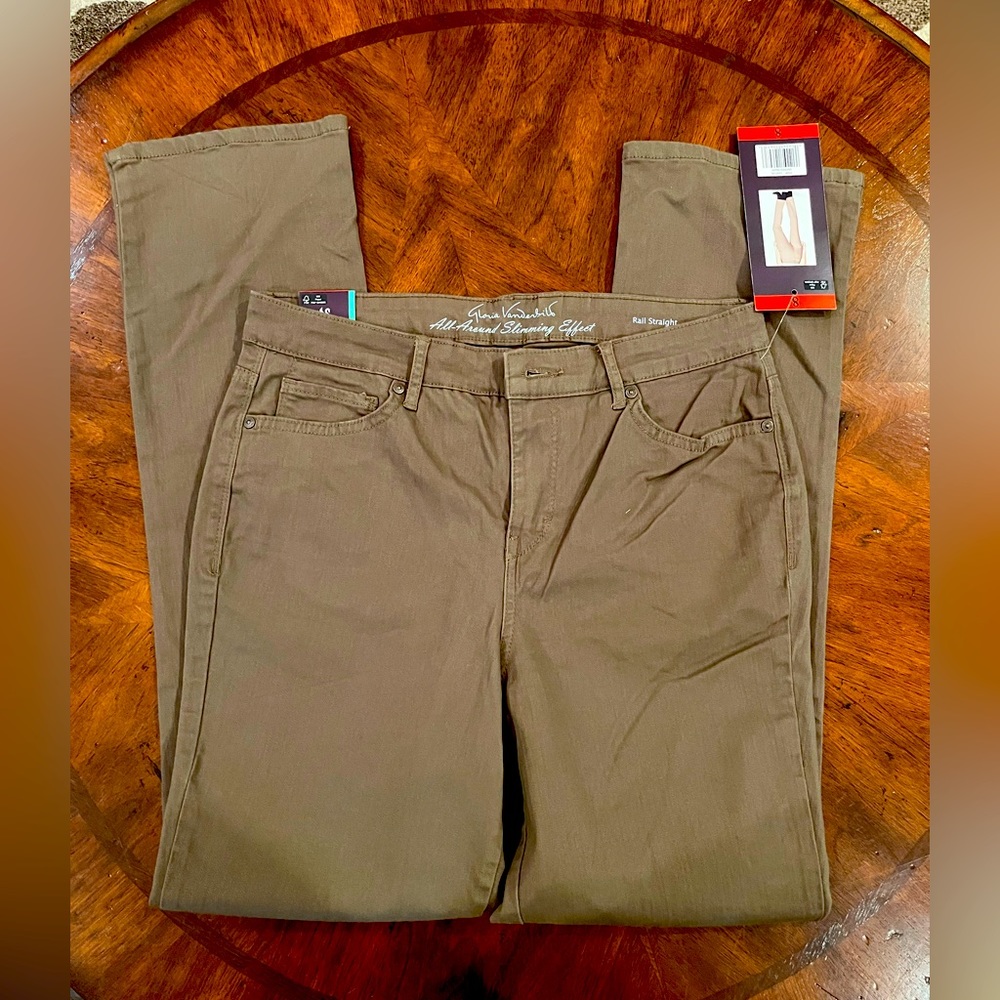 Gloria Vanderbilt Rail Straight Jeans. NWT. Size 8. Taupe.